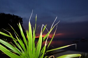On the beach, white sand, beach towels, beach massages - The Boardroom Beach Bungalows (Koh Samui)