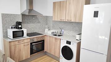 Full-sized fridge, microwave, oven, stovetop