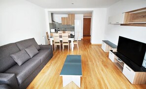 42-inch flat-screen TV with digital channels, LED TV - Ribasol Ski Mountain Park (Arinsal)