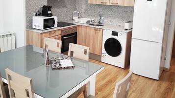 Full-sized fridge, microwave, oven, stovetop