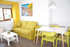 City-Studiosuite, 1 Queen-Bett und Schlafsofa, Parkblick | Essbereich im Zimmer