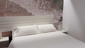 Suite, 1 tweepersoonsbed met slaapbank | Luxe beddengoed, donsdekens, een kluis op de kamer