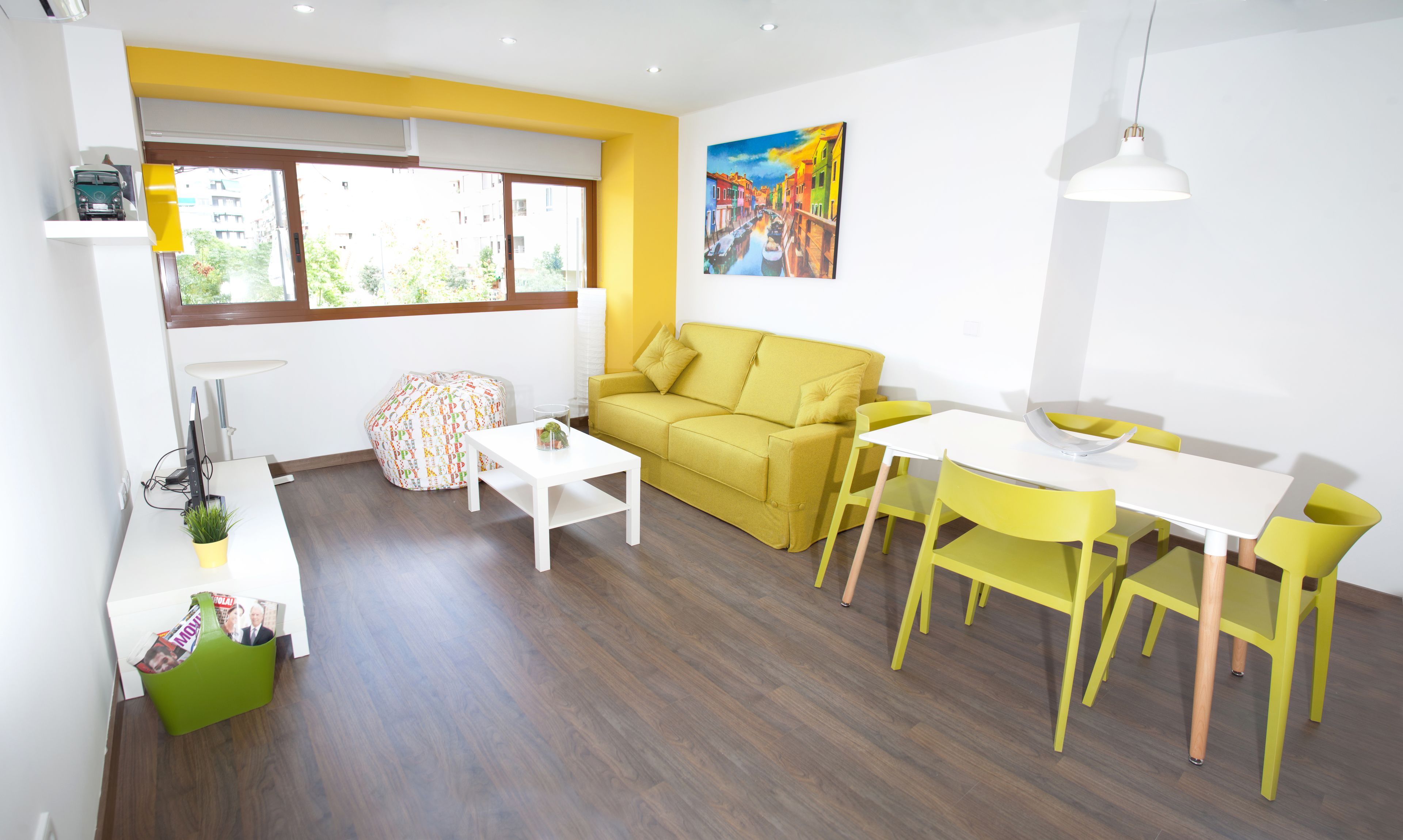 City studio suite, 1 queensize bed met slaapbank, uitzicht op park | Woonruimte | Ledtelevisie
