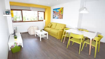 City studio suite, 1 queensize bed met slaapbank, uitzicht op park | Woonruimte | Ledtelevisie