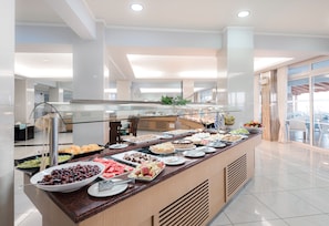 Free daily buffet breakfast  - Grand Blue Beach Hotel (Kos)