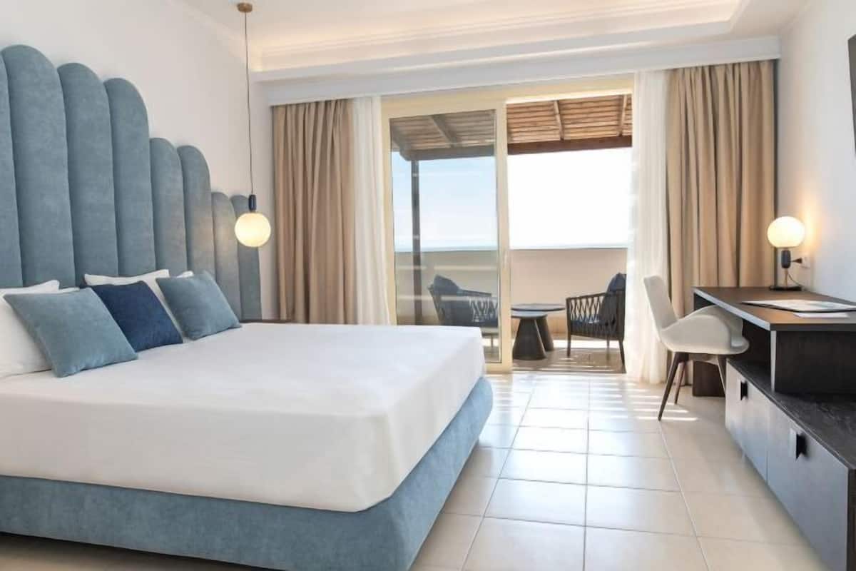 In-room safe, desk, WiFi (free), bed sheets