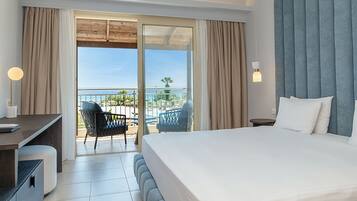 Suite, vue mer | Coffres-forts dans les chambres, bureau, Wi-Fi gratuit, draps fournis