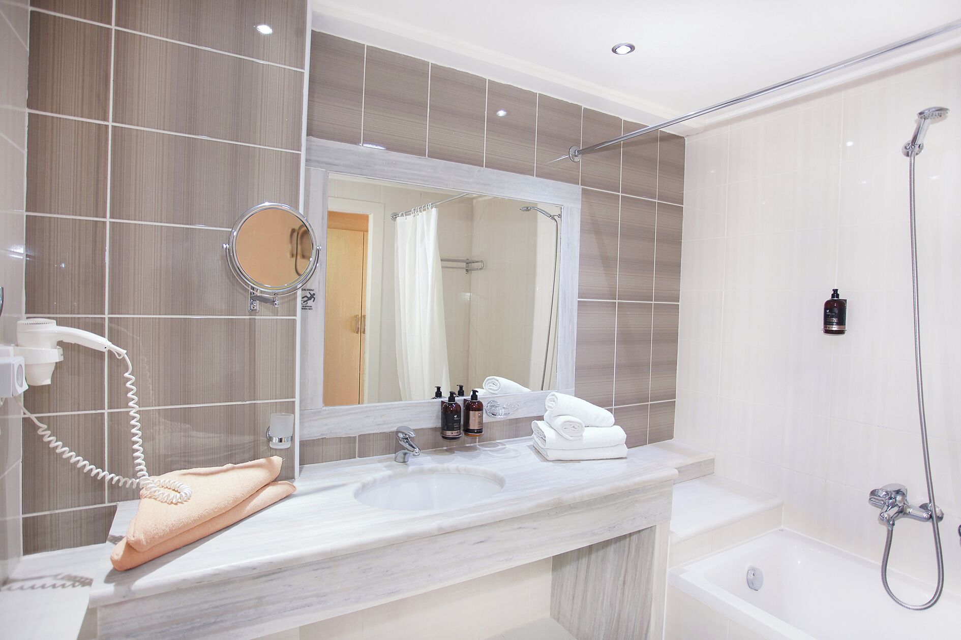 suite, sea view | 1 bedroom, in-room safe, desk, free wifi