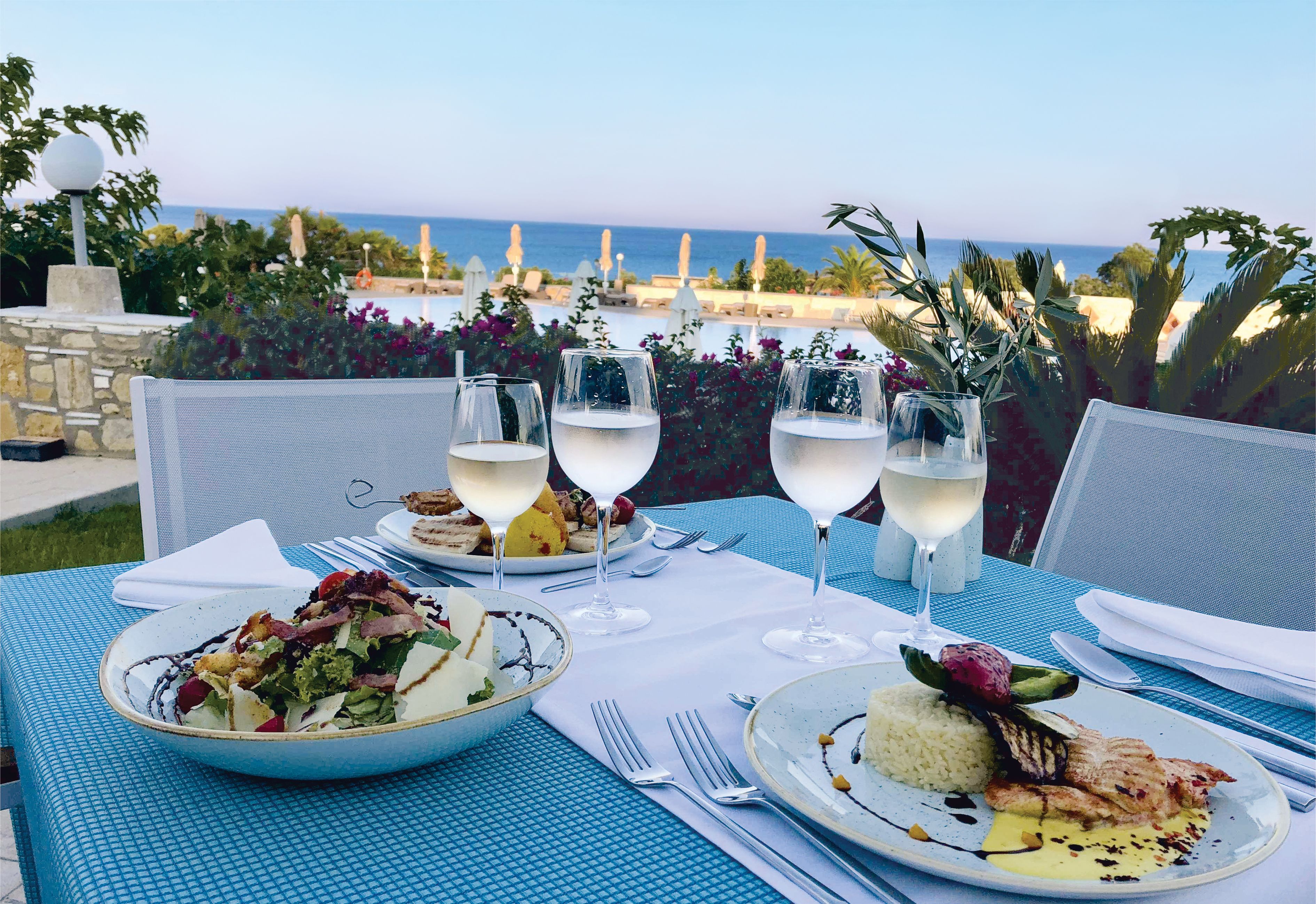 Se sirven desayunos y cocina internacional, con vista a la piscina 