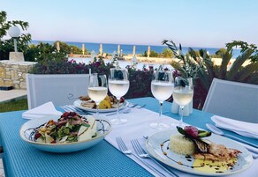 Se sirven desayunos y cocina internacional, con vista a la piscina 