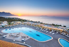 5 piscinas al aire libre, sombrillas, sillones reclinables de piscina