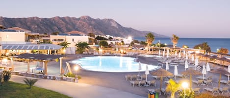 5 AuĂenpools, Sonnenschirme, LiegestĂŒhle