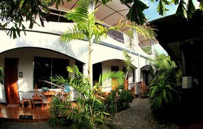 Se sirven desayunos, almuerzos y cenas; cocina internacional