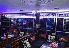 Se sirven desayunos, almuerzos y cenas; cocina internacional