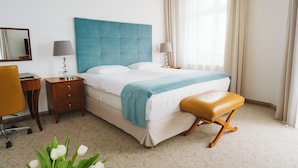 A hotel room with a bed, two bedside tables, a desk, and a chair. - Hotel Śródka (Poznan)