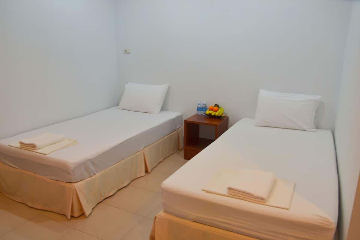 Standard Twin Room (Fan) | Free WiFi, bed sheets