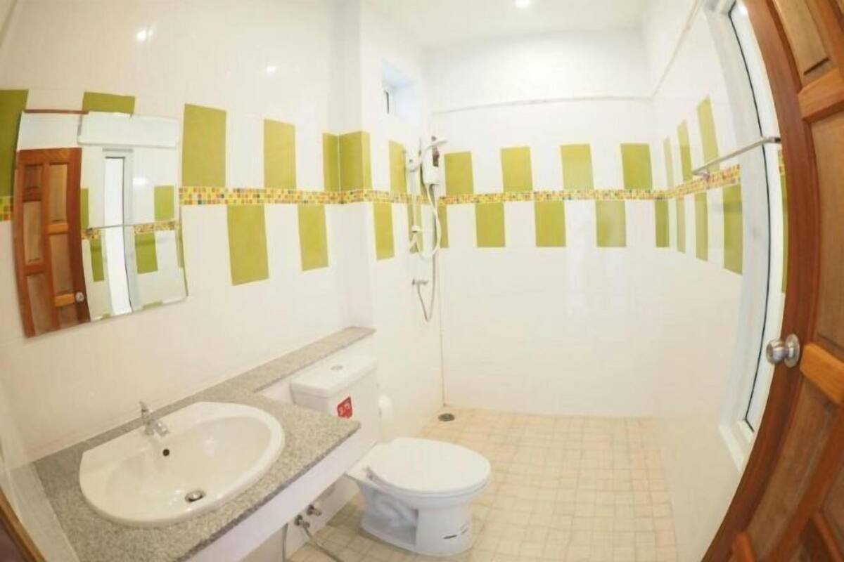 Shower, perlengkapan mandi gratis, dan handuk