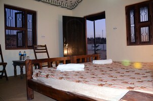 Escritorio, sistema de insonorización y camas plegables/adicionales