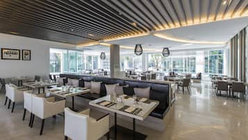 Bữa sáng buffet hàng ngày (875 THB/mỗi người)