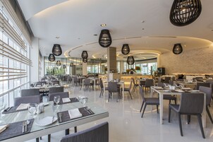 供应早餐、午餐和晚餐，国际美食，花园景观