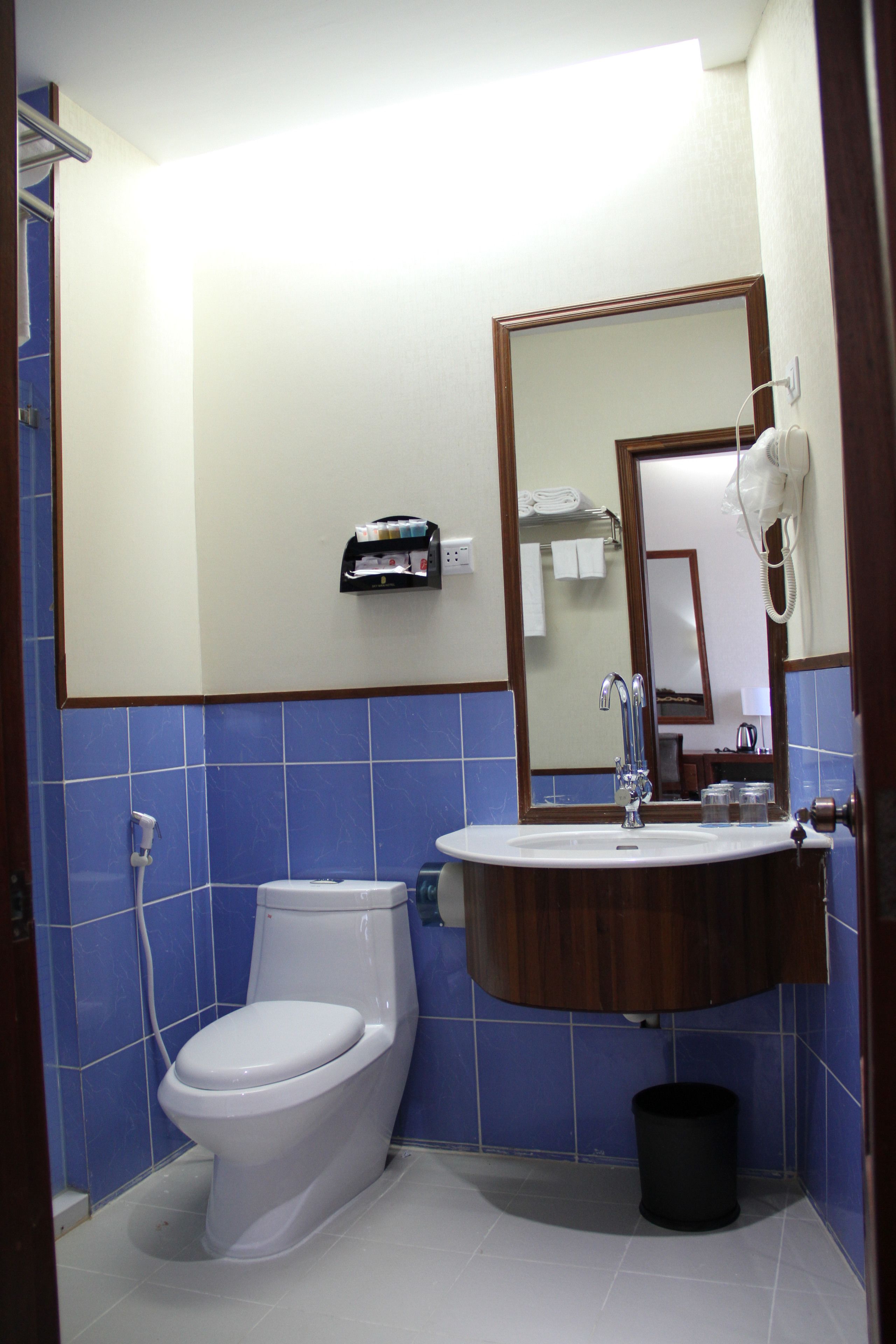 standard room | minibar, in-room safe, desk, blackout curtains