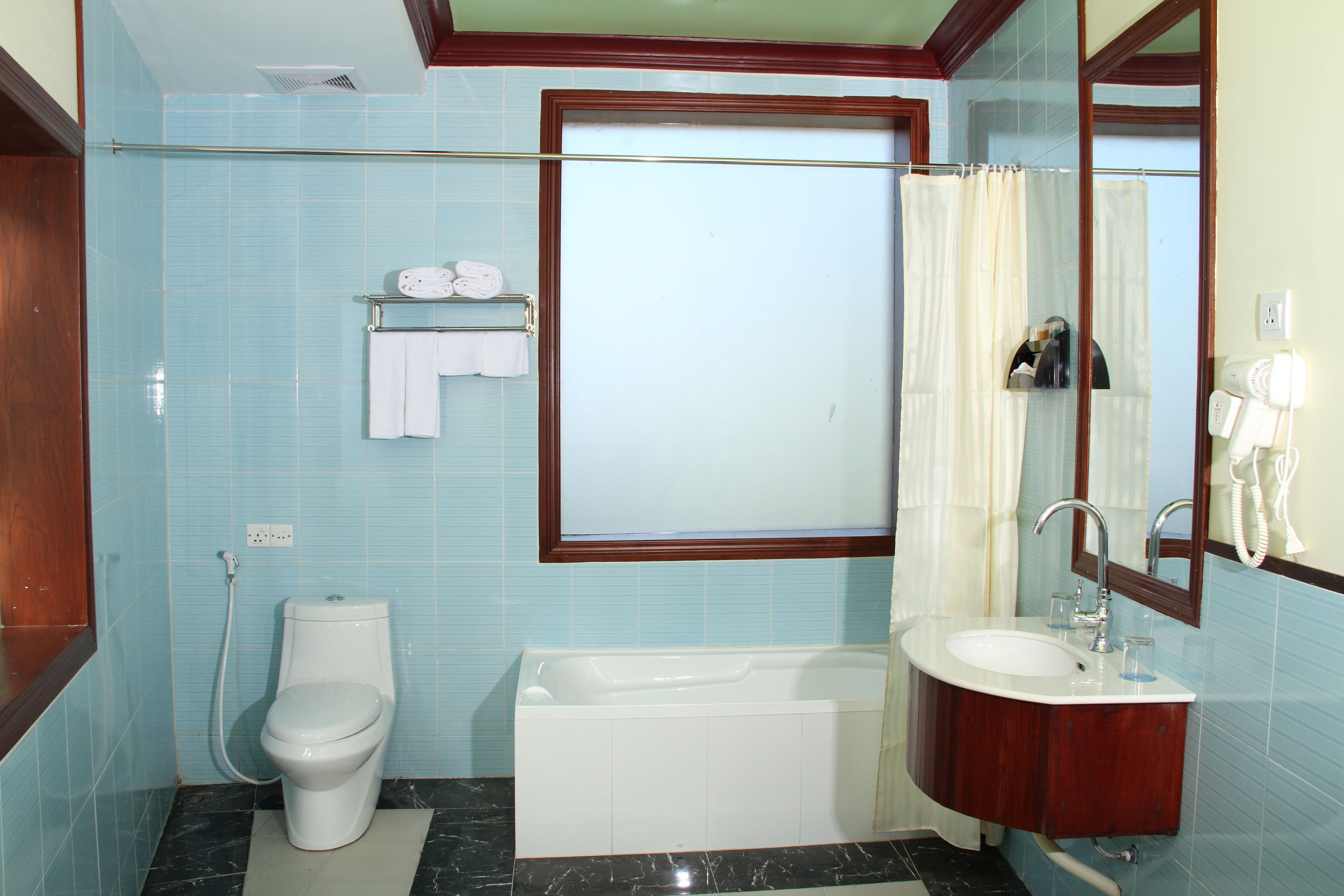 suite | bathroom | combined shower/bathtub, deep-soaking bathtub, free toiletries