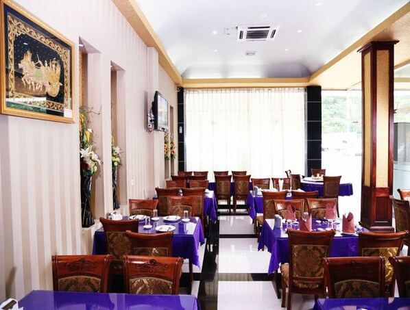 供應早餐、午餐和晚餐,中式料理