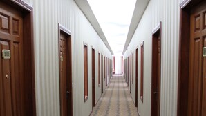 Pasillo de hotel con puertas numeradas 201, 202 y 203.
