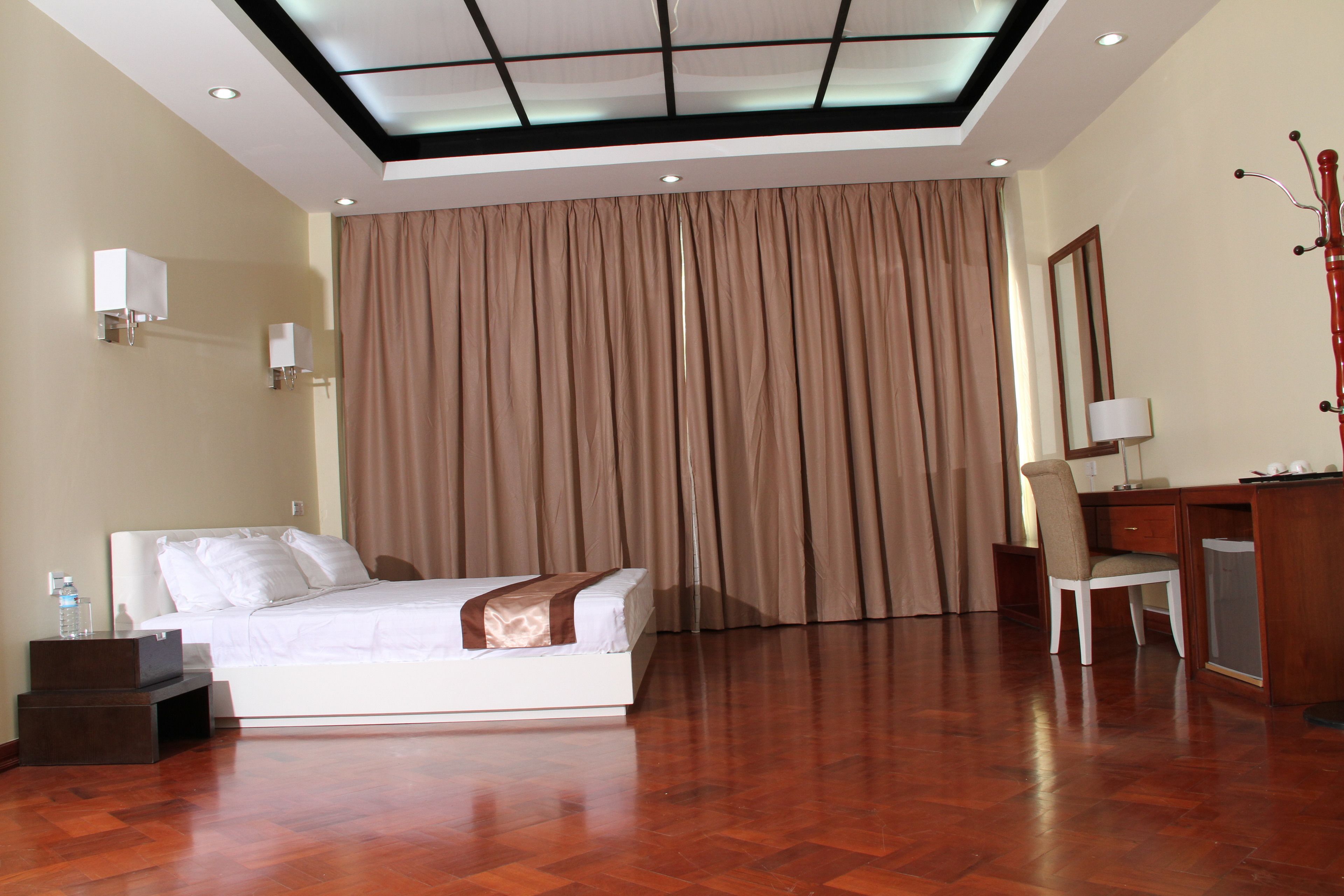 Suite | Minibar, coffre-fort, bureau, rideaux d’obscurcissement