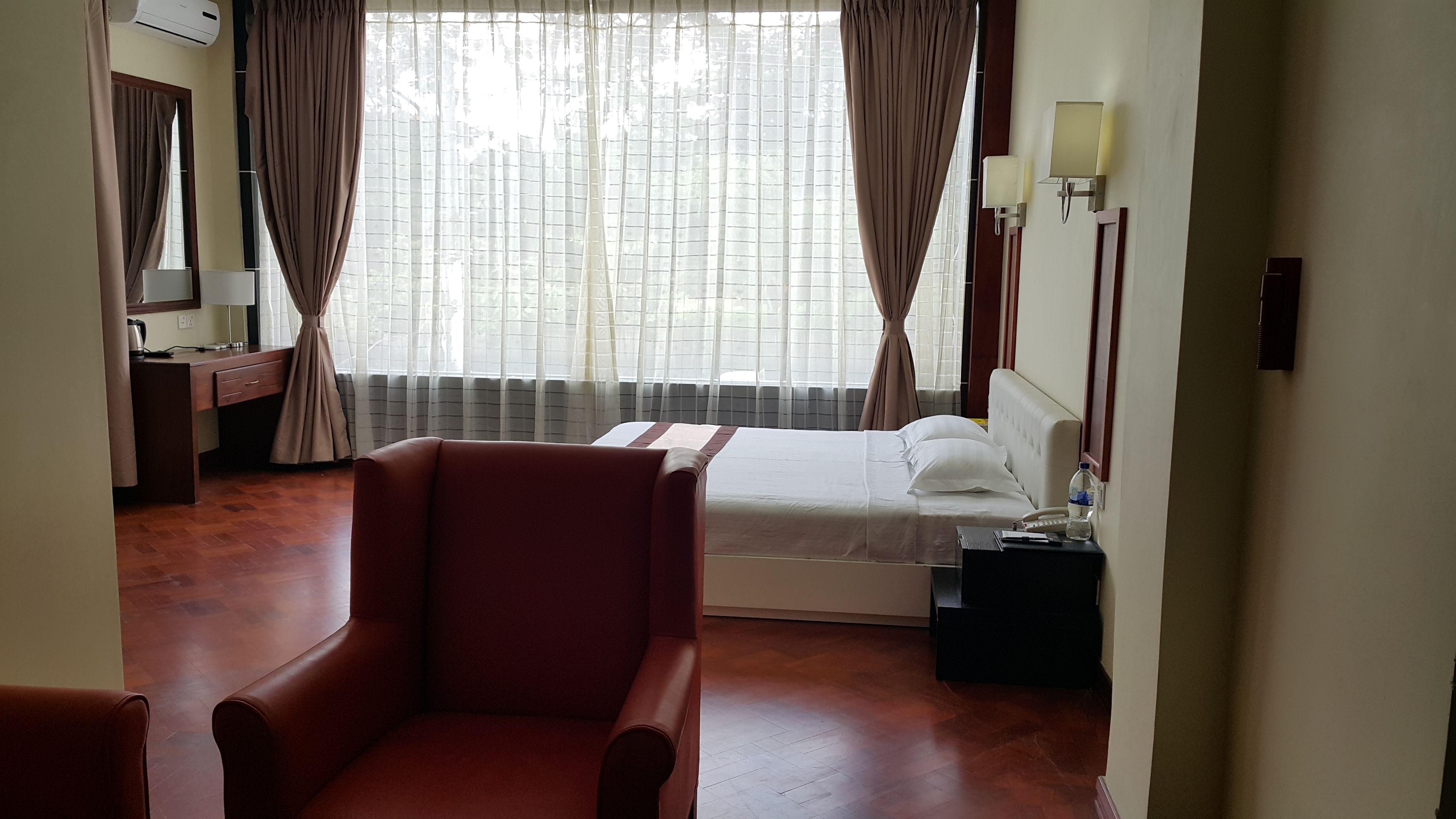 deluxe room | minibar, in-room safe, desk, blackout curtains