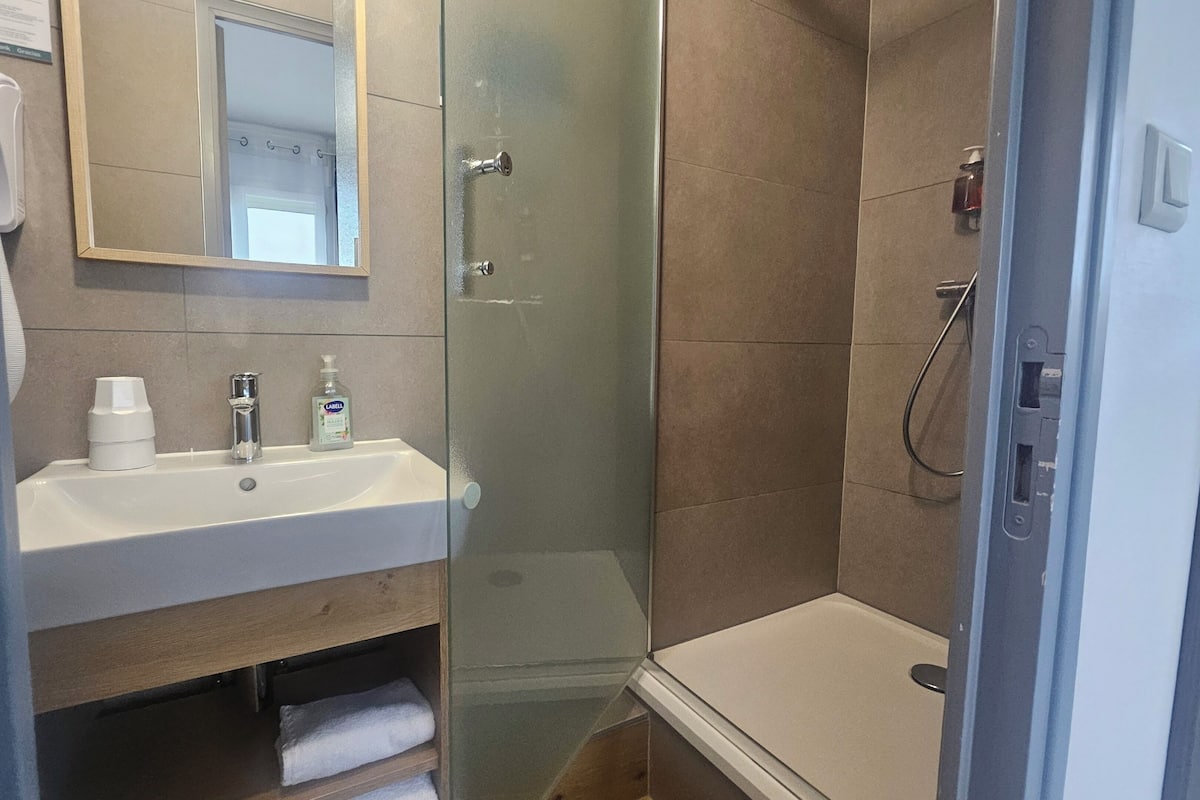 Duş, geniş duş başlığı, ücretsiz banyo/kozmetik ürünleri, havlu