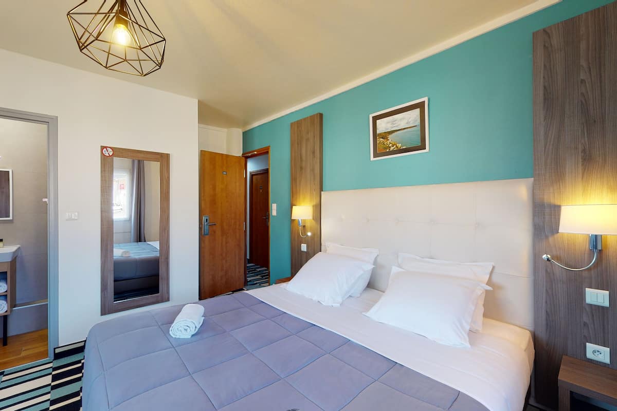 Superior Tek Büyük Yataklı Oda | Kaliteli yatak takımı, ücretsiz kablosuz İnternet