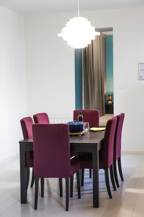 Comfort Apartment, Garden View | In-room dining