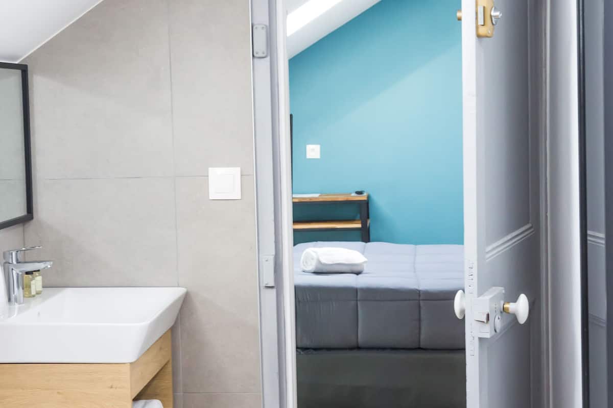 shower, rainfall showerhead, free toiletries, towels