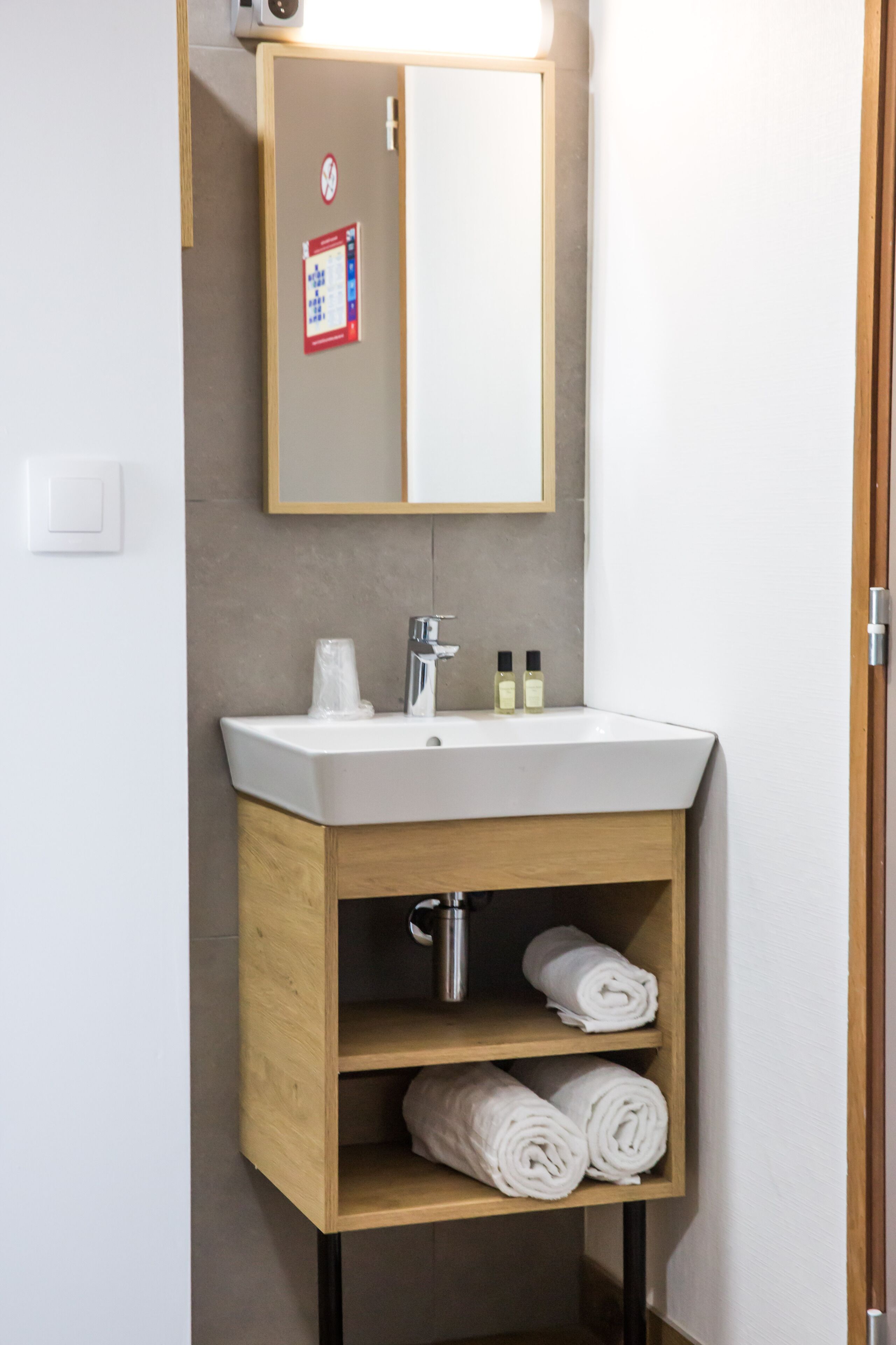 shower, rainfall showerhead, free toiletries, towels