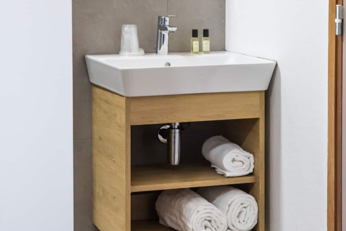 Duş, geniş duş başlığı, ücretsiz banyo/kozmetik ürünleri, havlu