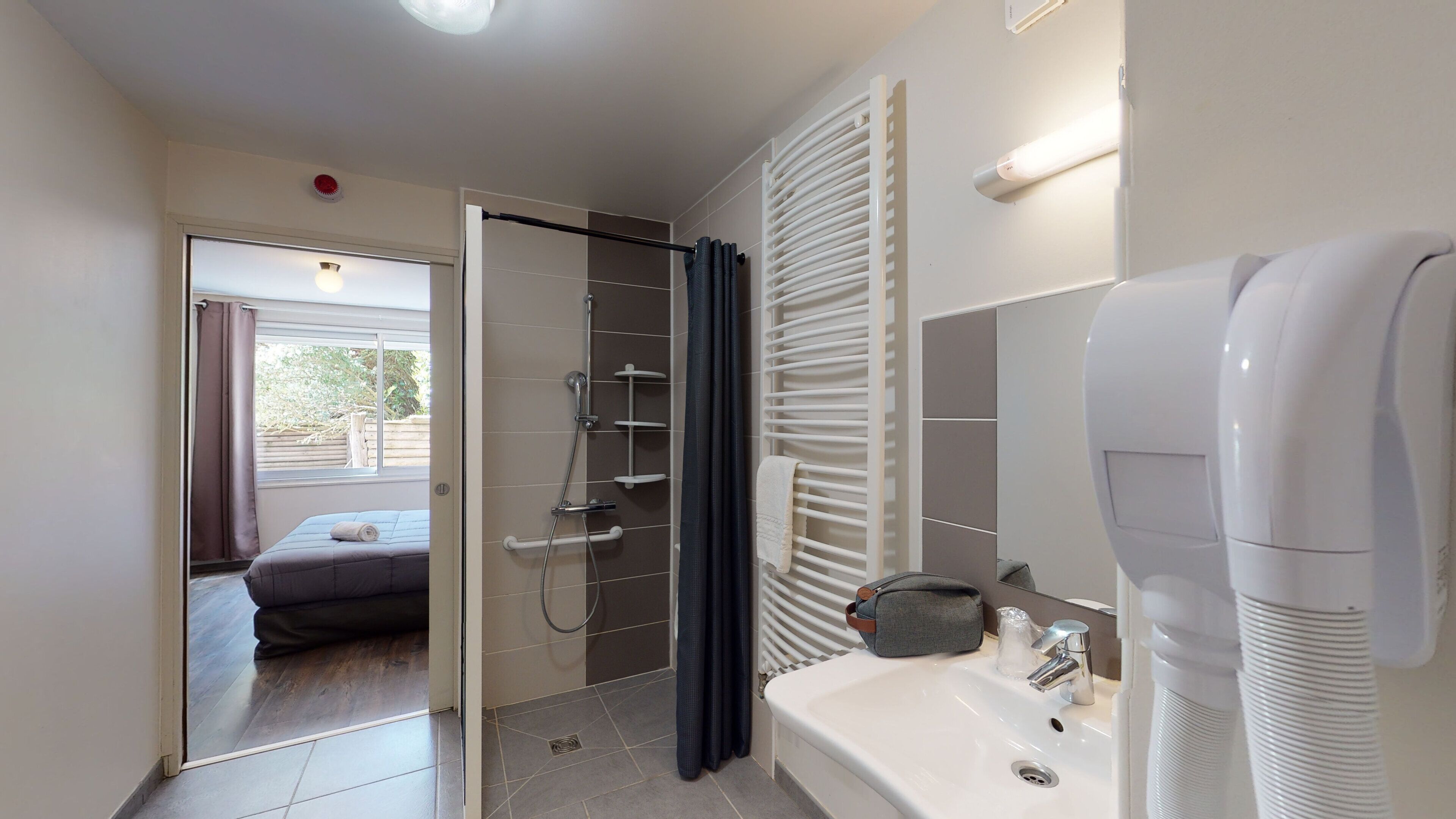 standard double room | bathroom | shower, rainfall showerhead, free toiletries, towels