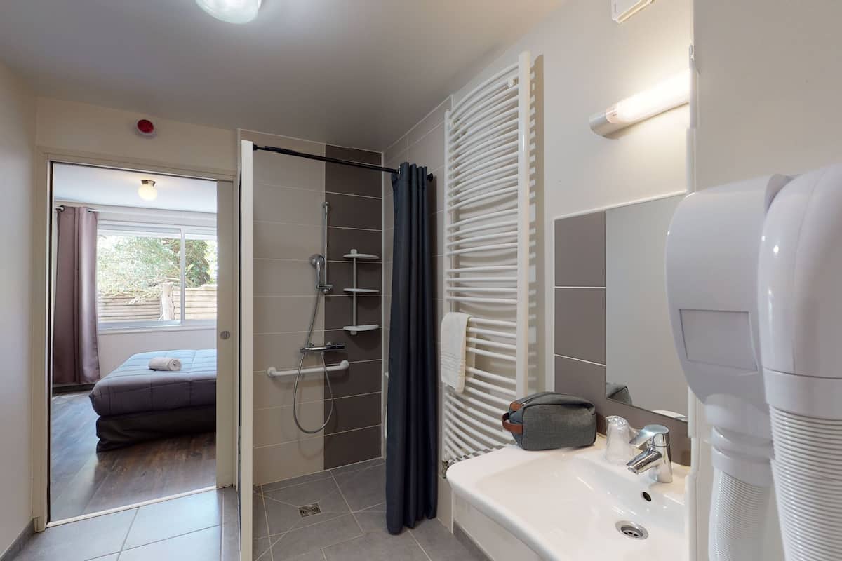 standard double room | bathroom | shower, rainfall showerhead, free toiletries, towels