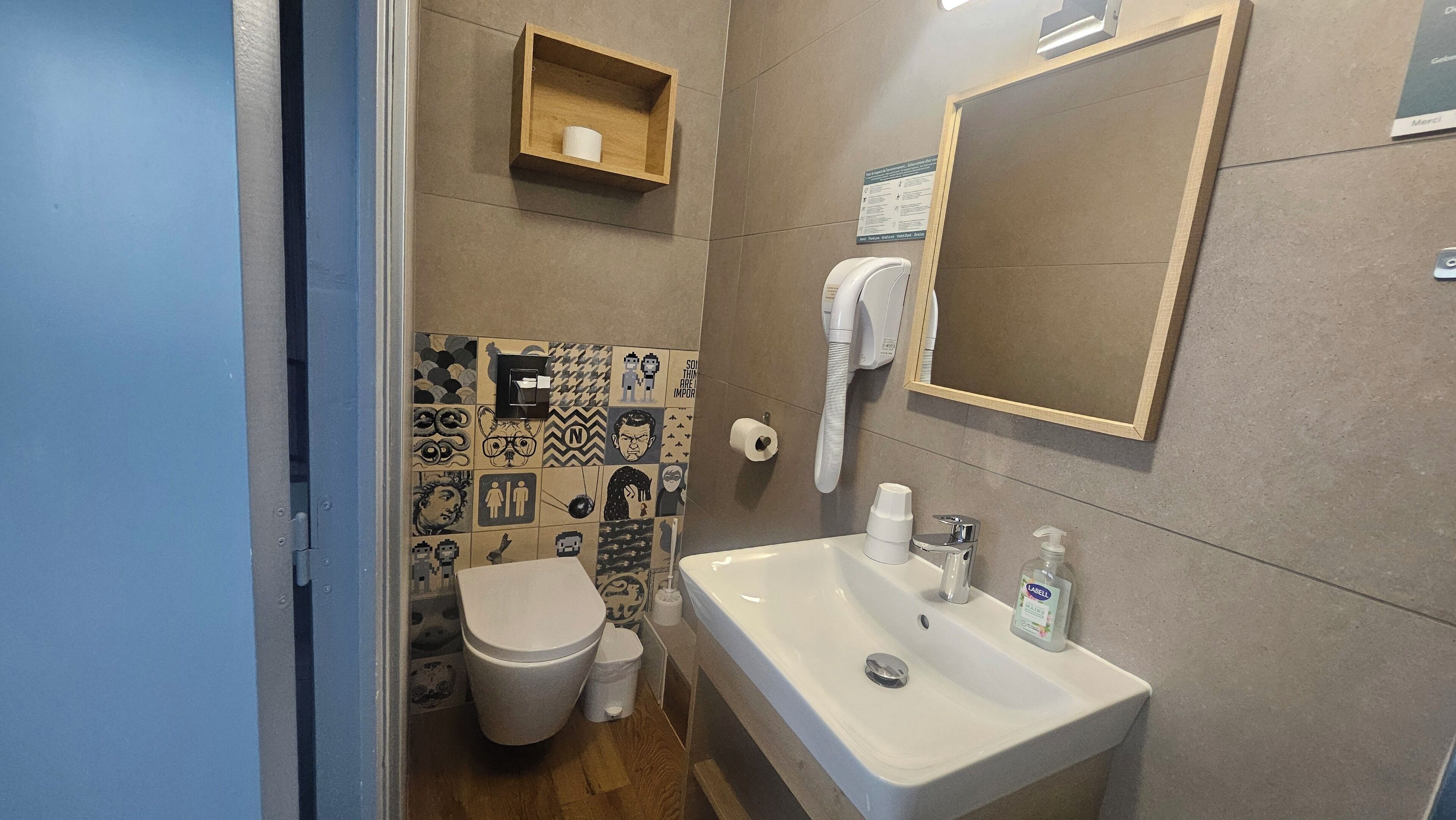 shower, rainfall showerhead, free toiletries, towels