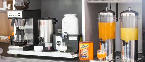 Un espace dédié au café, équipé d’une machine à café, d’un mousseur à lait et de distributeurs de jus.