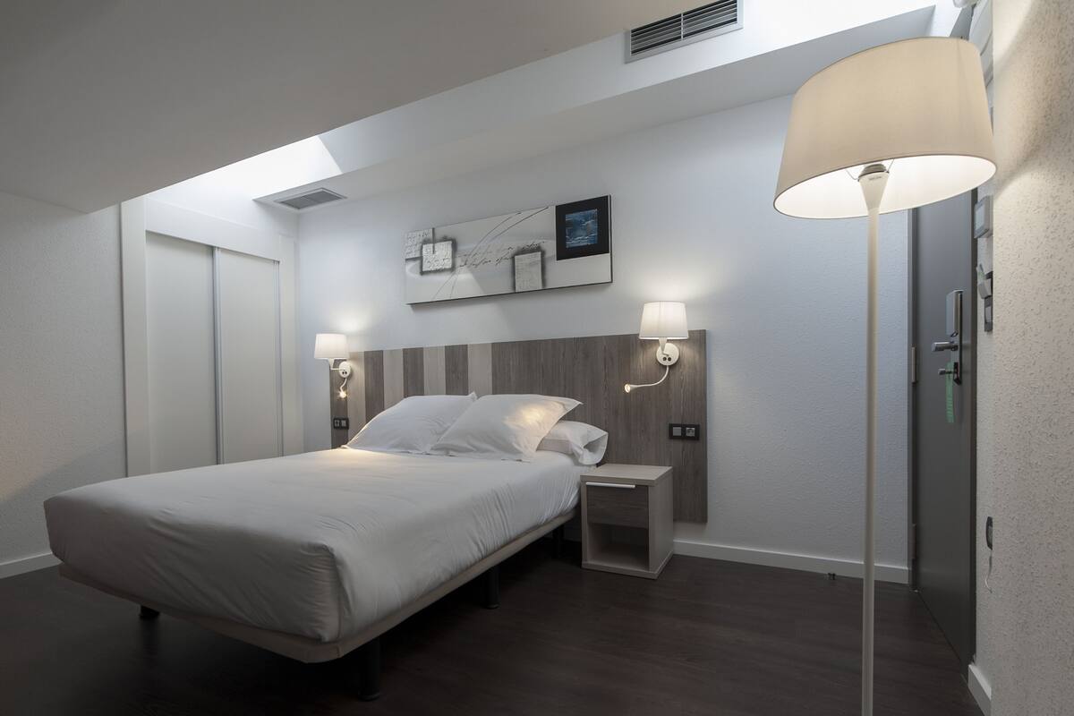 Habitación económica doble (ground floor) | Minibar, caja fuerte, escritorio y wifi gratis