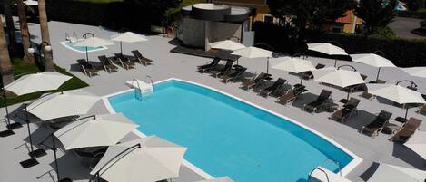 Piscine extérieure (ouverte en saison), parasols de plage