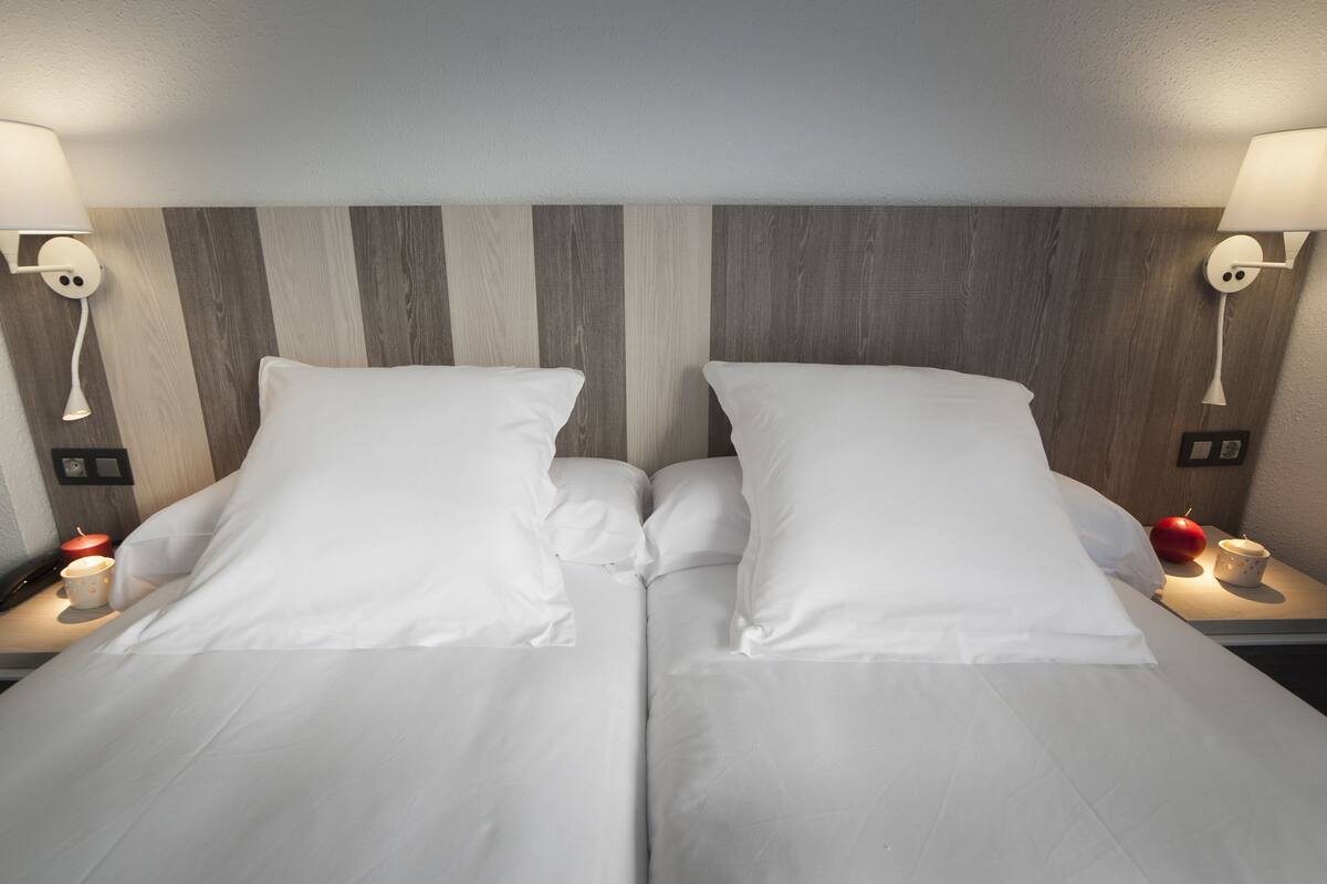 Tweepersoonskamer (1 - 2 beds) | Een minibar, een kluis op de kamer, een bureau, gratis wifi