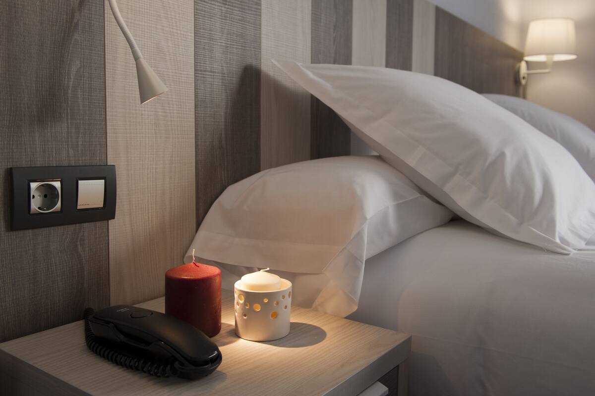 Minibar, caja fuerte, escritorio y wifi gratis