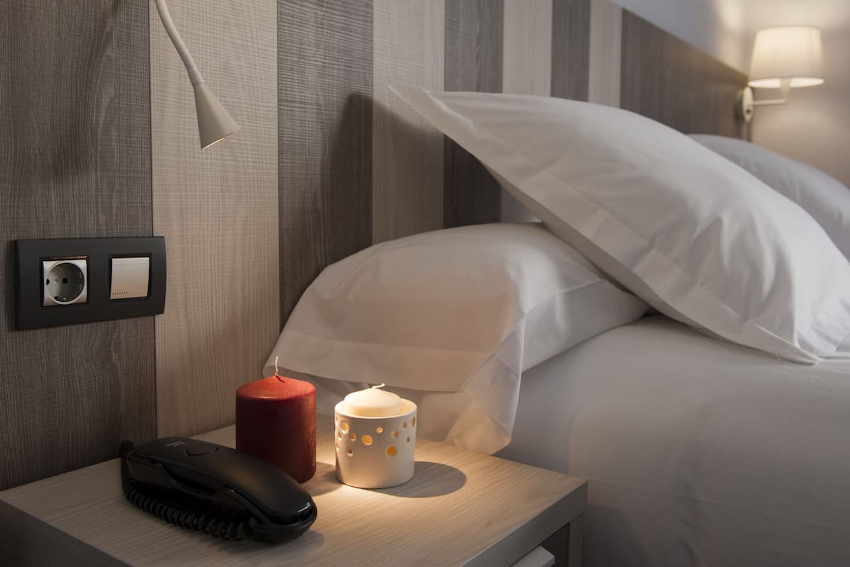 Een minibar, een kluis op de kamer, een bureau, gratis wifi