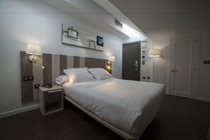 Economy Double Room (ground floor) | Minibar, in-room safe, desk, free WiFi - Hotel La Palma de Llanes (Llanes)