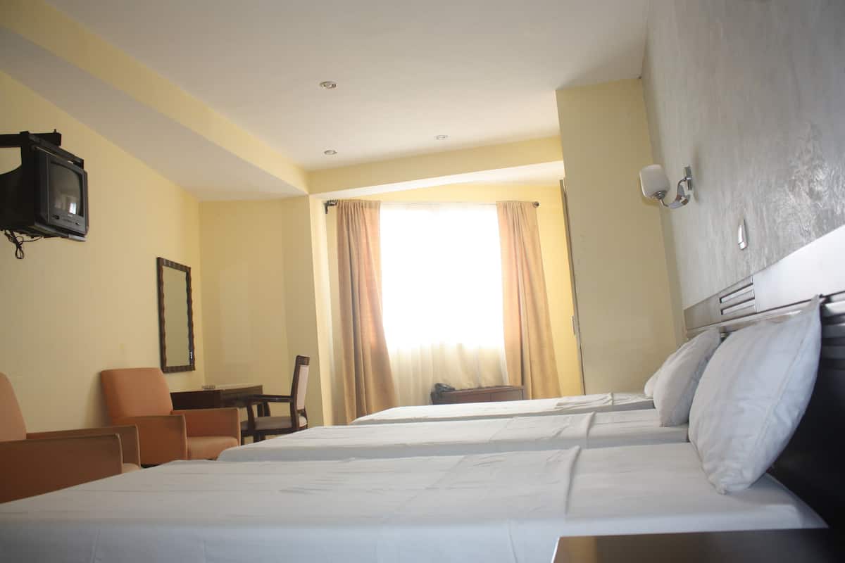 Family Room | Peti besi dalam bilik, meja, langsir/tirai gelap terus, kalis bunyi
