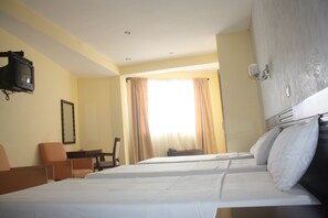 Family Room | In-room safe, desk, blackout curtains, soundproofing - Hôtel White Palace (Antananarivo)