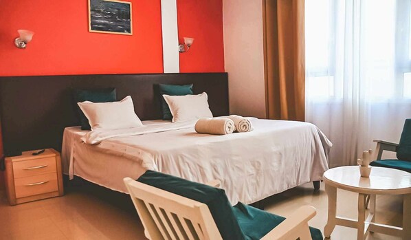 Economy Double or Twin Room | In-room safe, desk, blackout drapes, soundproofing - Hôtel White Palace (Antananarivo)