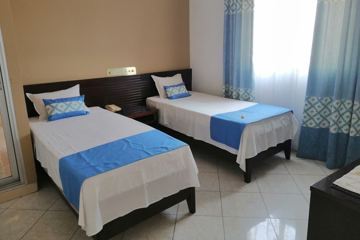 Standard Double or Twin Room | Peti besi dalam bilik, meja, langsir/tirai gelap terus, kalis bunyi
